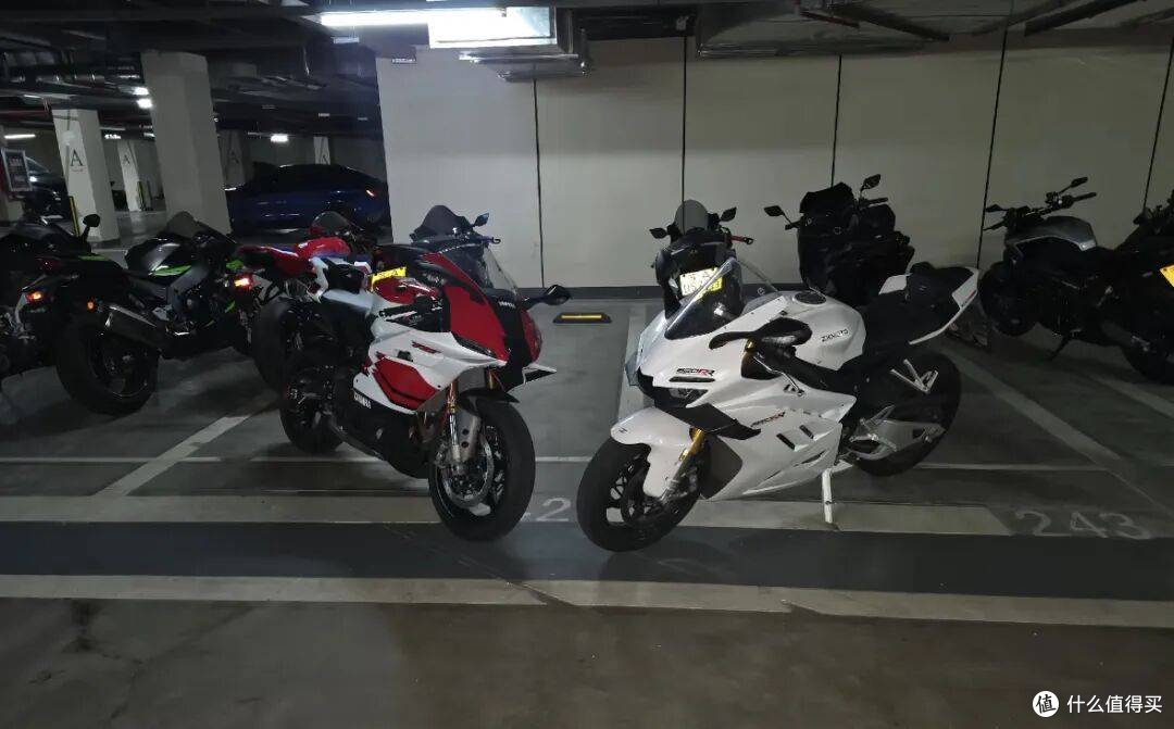 博主踩 820RR 操控不如 R9,张雪放话:输了直接送 100 台新车!