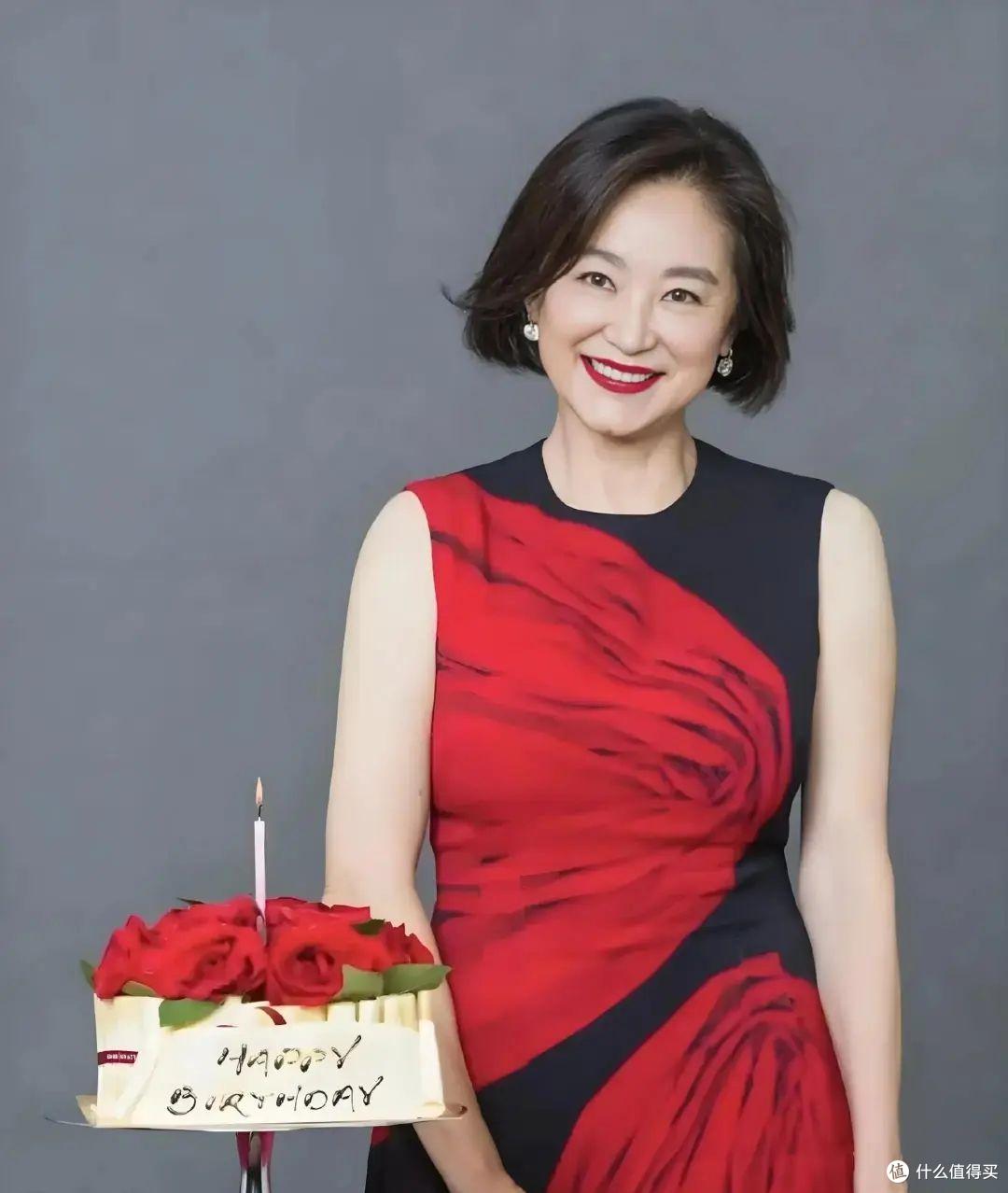事实证明:女人老了后,显老元凶不是白发和皱纹,而是这几个特征