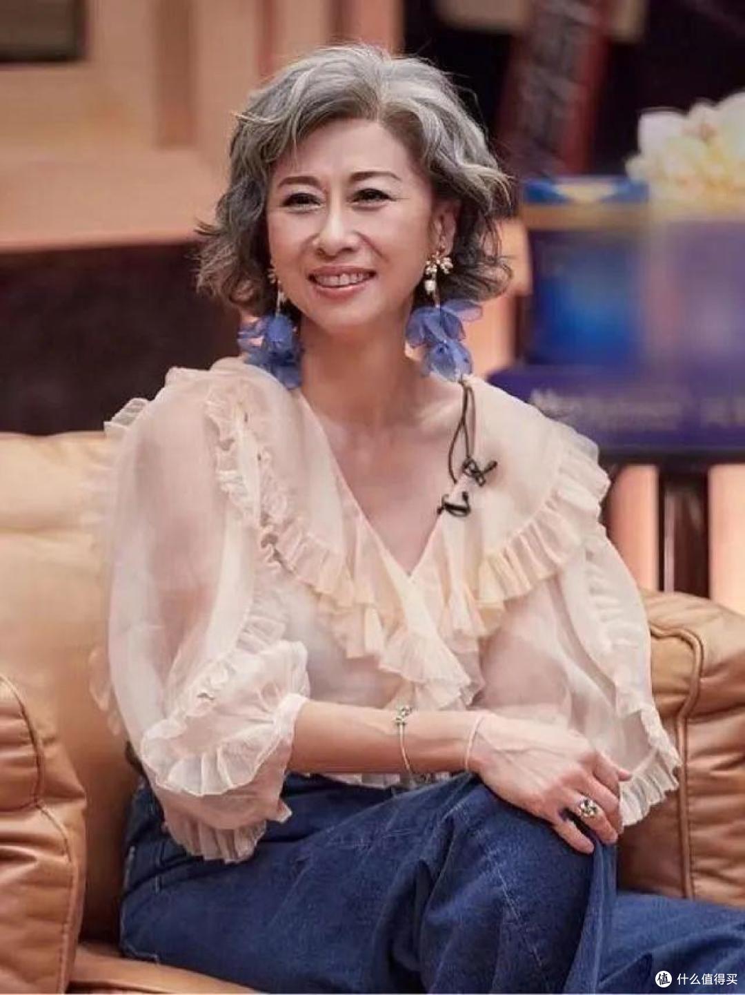 事实证明:女人老了后,显老元凶不是白发和皱纹,而是这几个特征