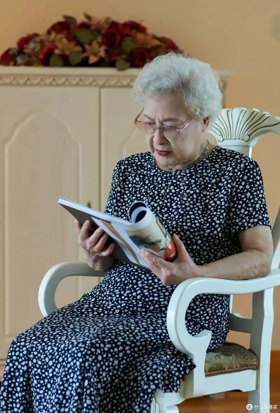 事实证明:女人老了后,显老元凶不是白发和皱纹,而是这几个特征