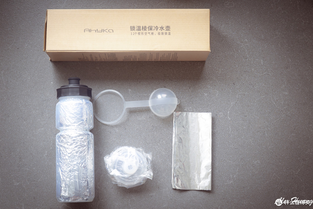 整套包含了一个完整的水壶、一张备用锡纸、一个备用水壶盖和一个防尘盖