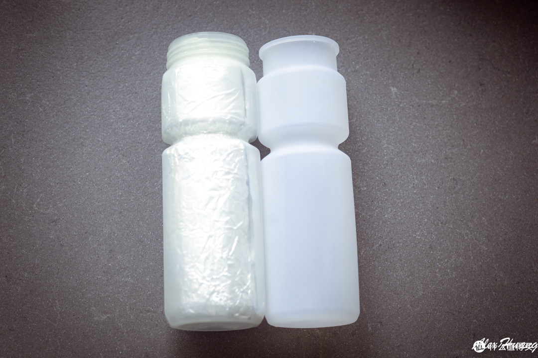 左边是可以单独使用的水壶，右边是硅胶内胆
