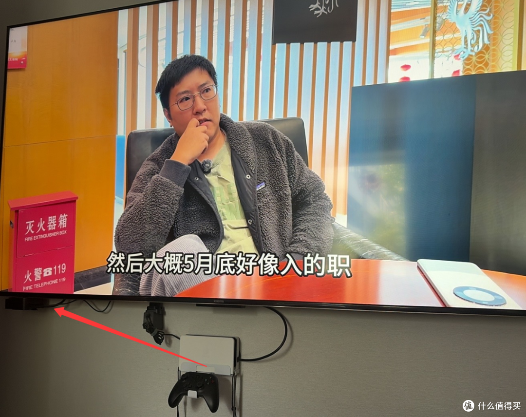 由于是挂装，这个位置正好使用底座螺丝固定apple tv的架子，完美安装