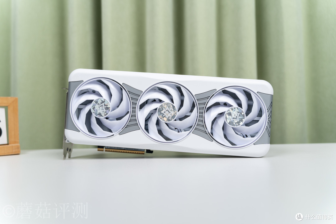 显卡也能“模组化”？影驰RTX5070Ti星曜LUNA OC磁吸上盖玩法揭秘