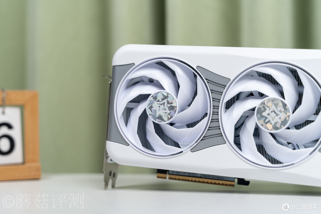显卡也能“模组化”？影驰RTX5070Ti星曜LUNA OC磁吸上盖玩法揭秘
