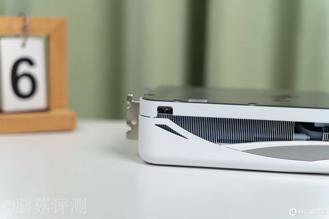 显卡也能“模组化”？影驰RTX5070Ti星曜LUNA OC磁吸上盖玩法揭秘