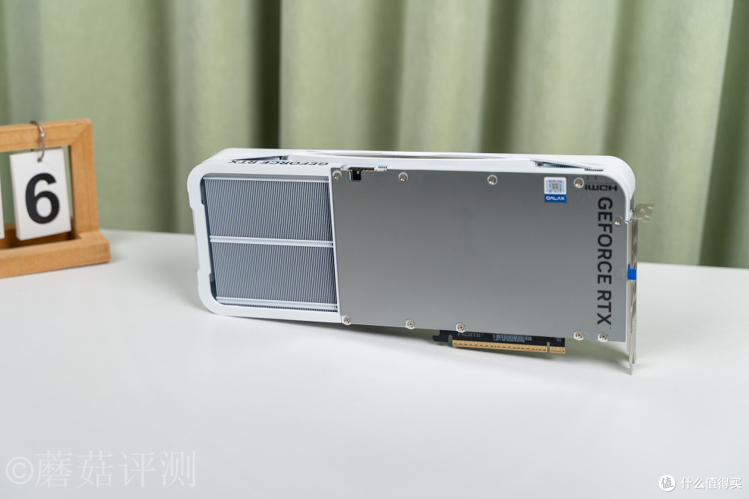 显卡也能“模组化”？影驰RTX5070Ti星曜LUNA OC磁吸上盖玩法揭秘
