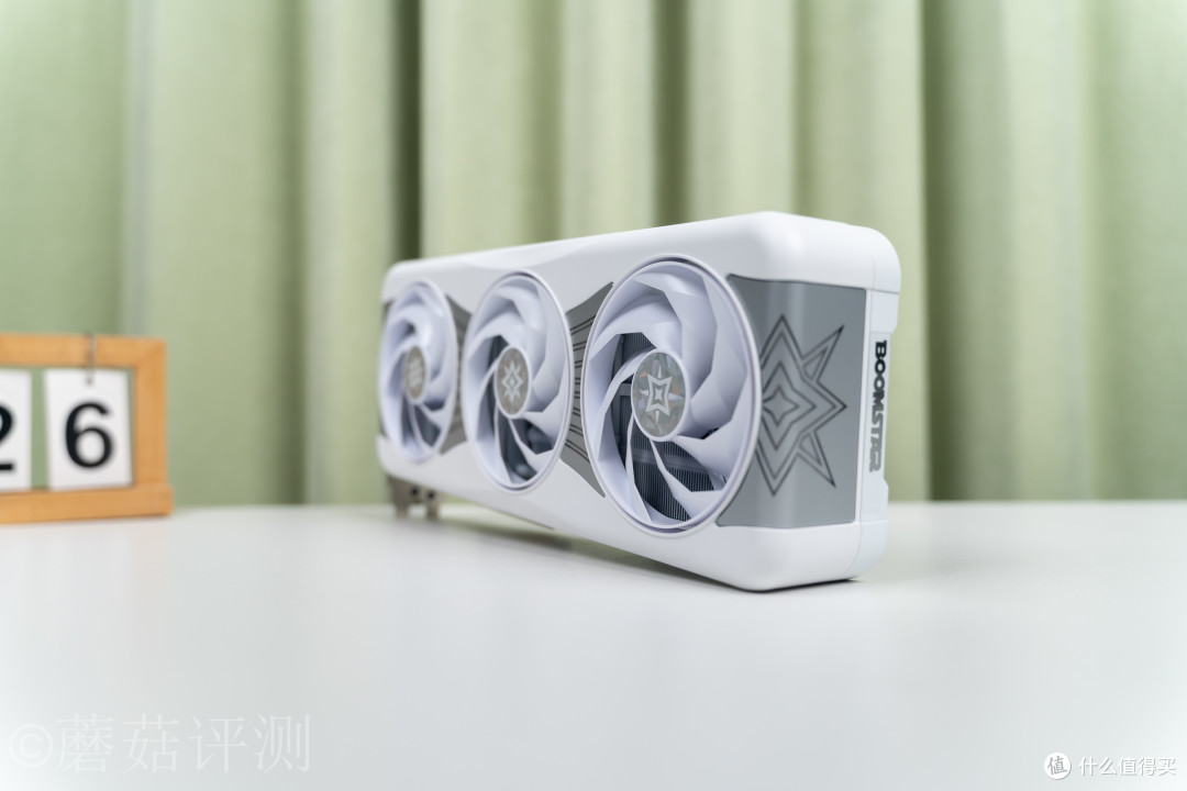 显卡也能“模组化”？影驰RTX5070Ti星曜LUNA OC磁吸上盖玩法揭秘