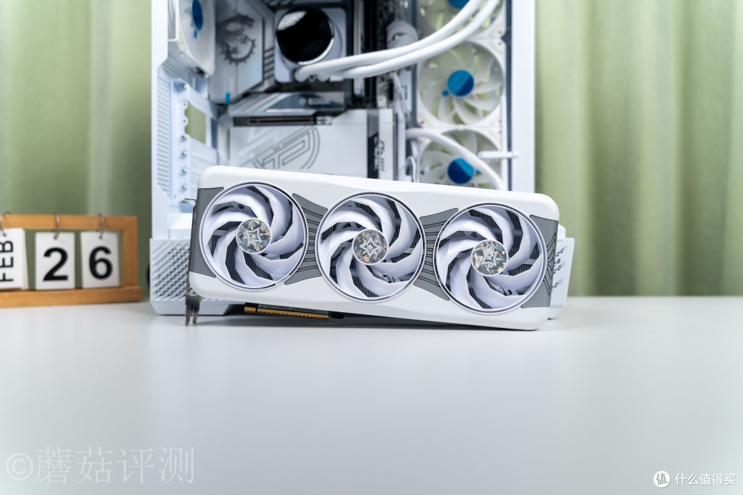 显卡也能“模组化”？影驰RTX5070Ti星曜LUNA OC磁吸上盖玩法揭秘