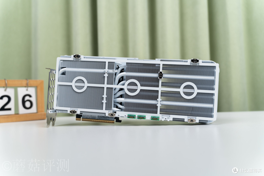 显卡也能“模组化”？影驰RTX5070Ti星曜LUNA OC磁吸上盖玩法揭秘