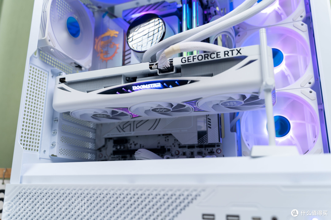 显卡也能“模组化”？影驰RTX5070Ti星曜LUNA OC磁吸上盖玩法揭秘