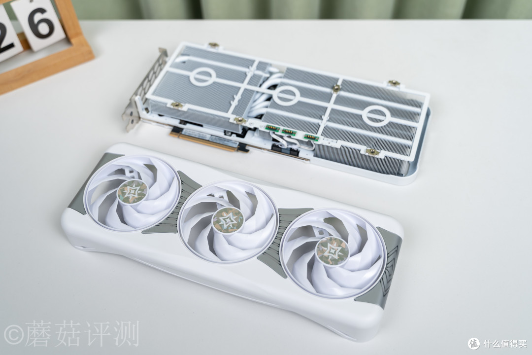 显卡也能“模组化”？影驰RTX5070Ti星曜LUNA OC磁吸上盖玩法揭秘