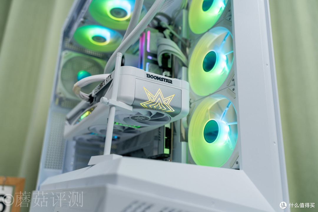 显卡也能“模组化”？影驰RTX5070Ti星曜LUNA OC磁吸上盖玩法揭秘