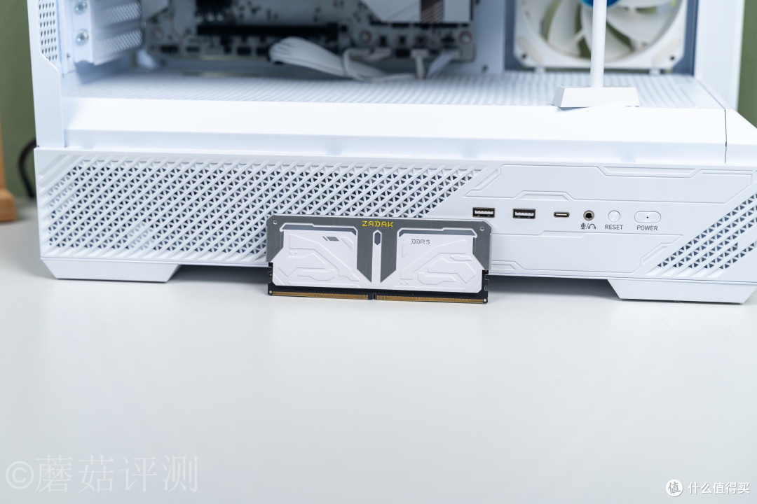 显卡也能“模组化”？影驰RTX5070Ti星曜LUNA OC磁吸上盖玩法揭秘