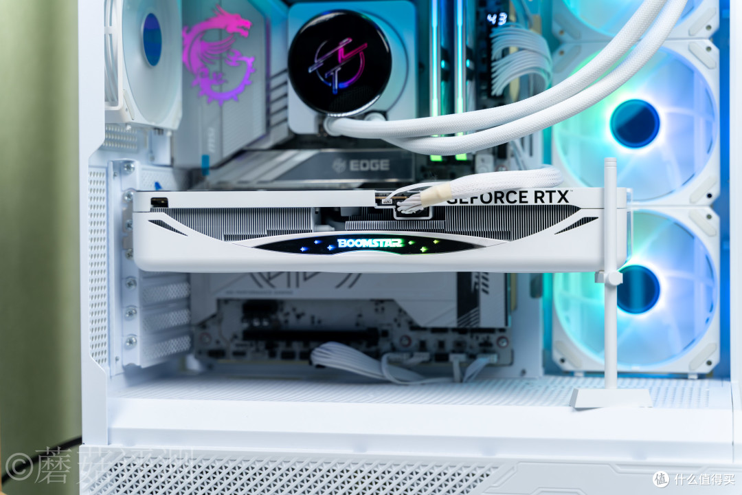 显卡也能“模组化”？影驰RTX5070Ti星曜LUNA OC磁吸上盖玩法揭秘