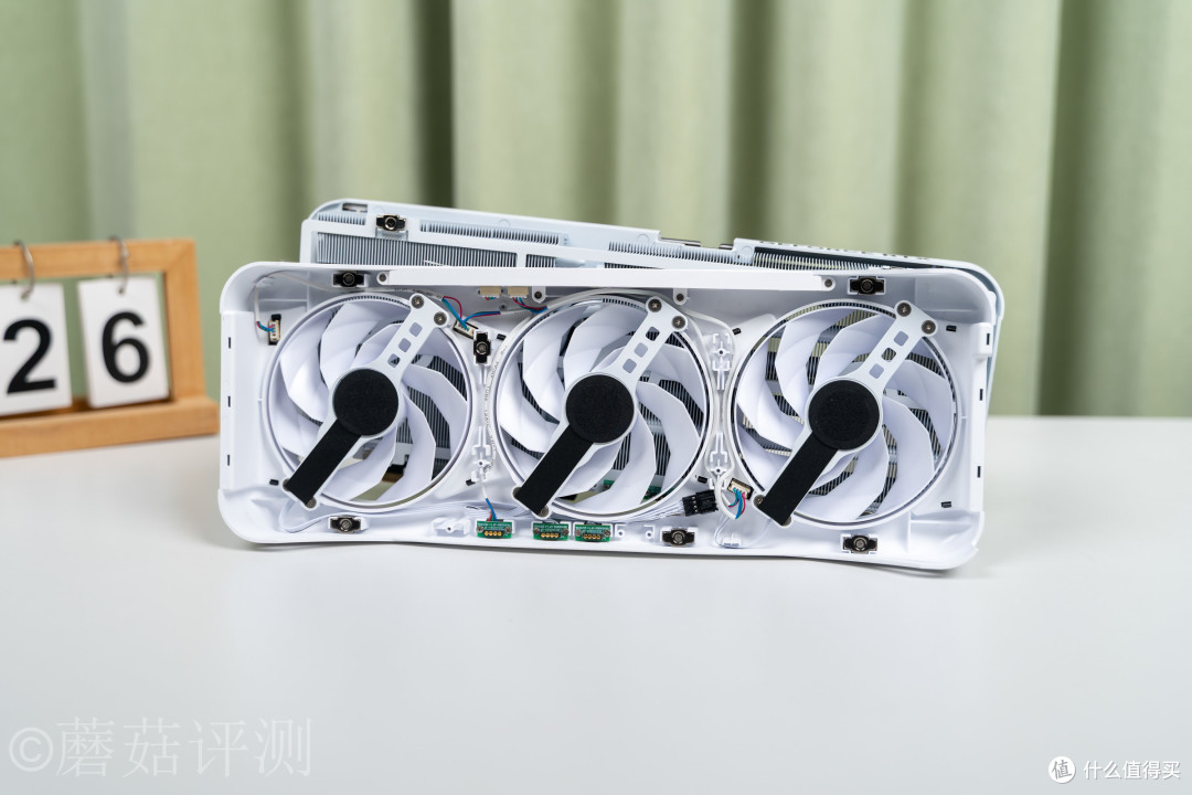 显卡也能“模组化”？影驰RTX5070Ti星曜LUNA OC磁吸上盖玩法揭秘