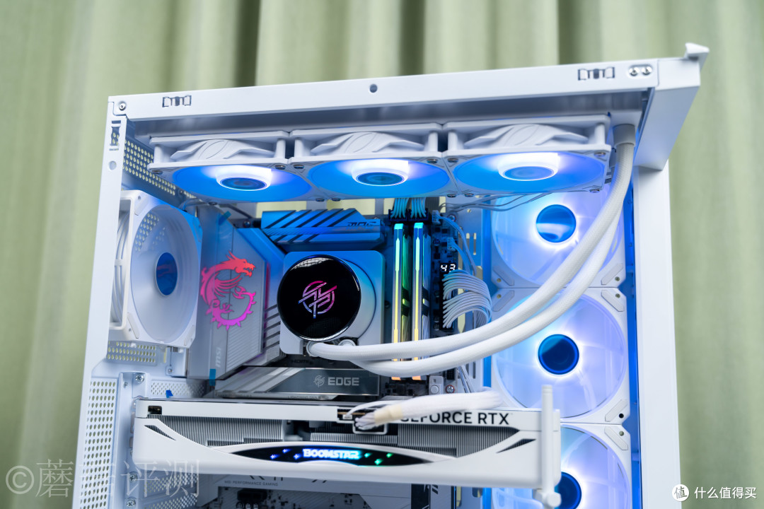 显卡也能“模组化”？影驰RTX5070Ti星曜LUNA OC磁吸上盖玩法揭秘