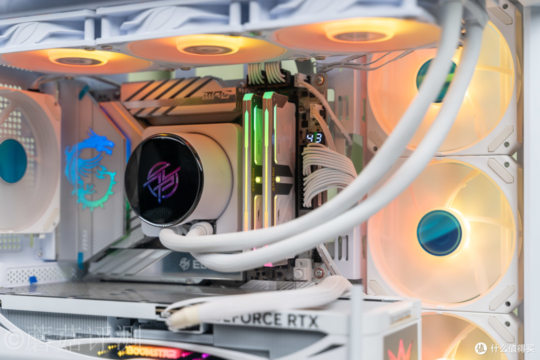 显卡也能“模组化”？影驰RTX5070Ti星曜LUNA OC磁吸上盖玩法揭秘
