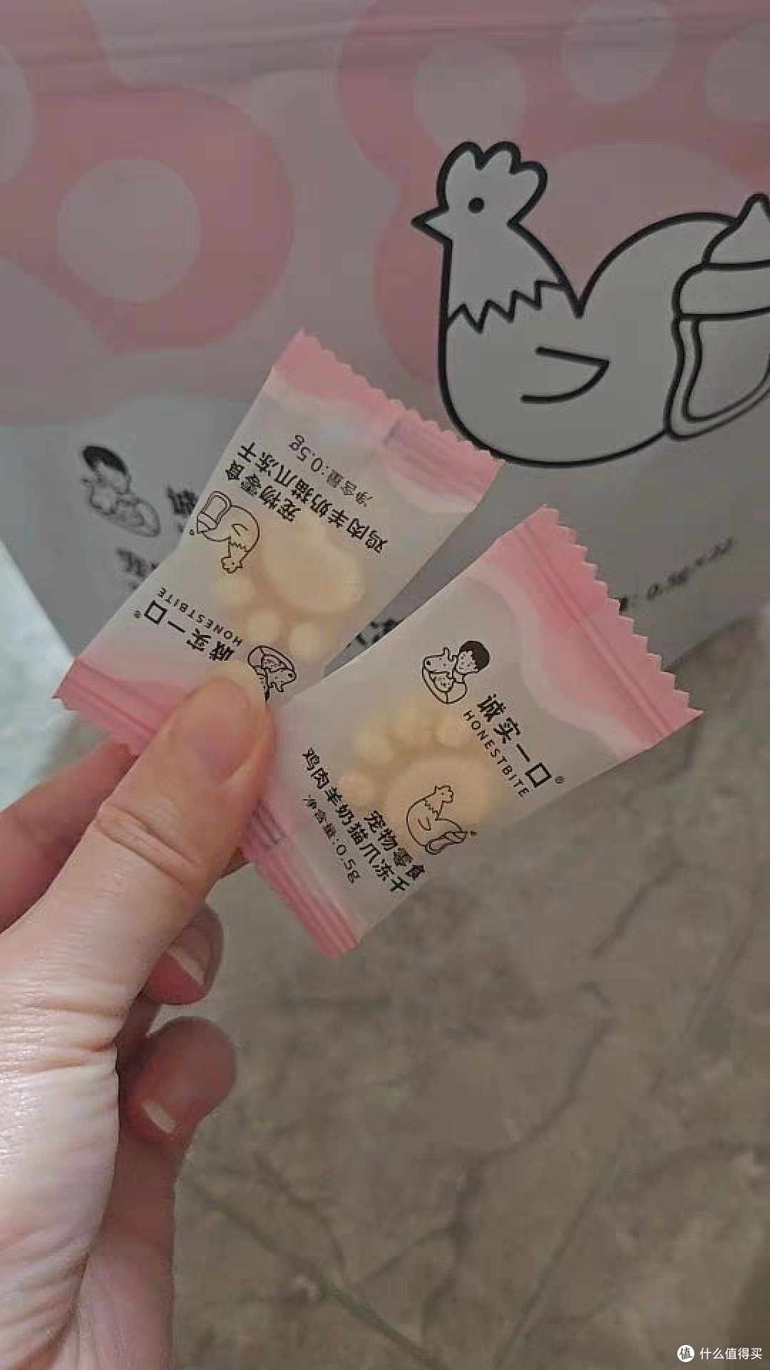 猫咪零食新选择：冻干猫爪排毛两用