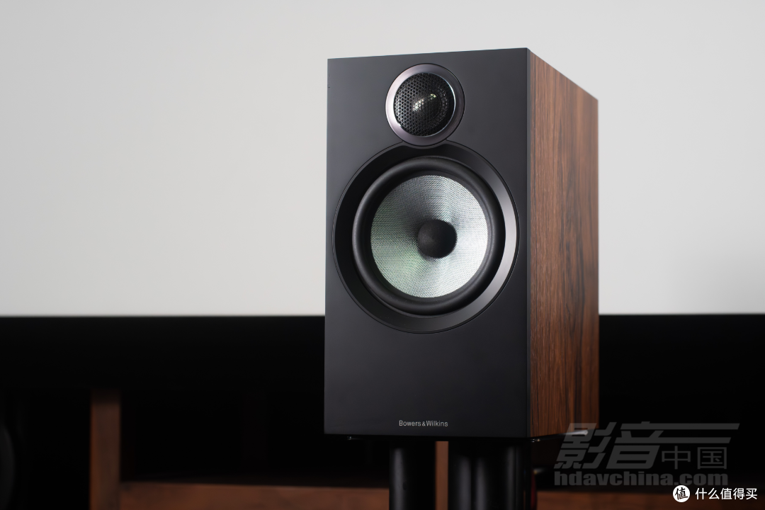 606 S3是一款两分频两单元书架音箱，它使用了钛膜球顶高音单元和Continuum™（钢听能）音盆中低音单元，这款音箱最大的特点是声音干净利落，还有十分出色的高音透明度和开放性