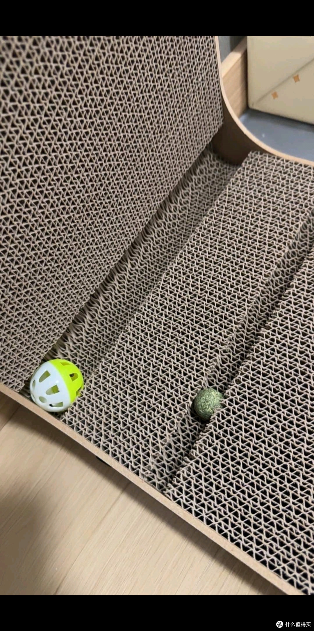 瓦楞纸猫抓板:窝型与立式L型对比