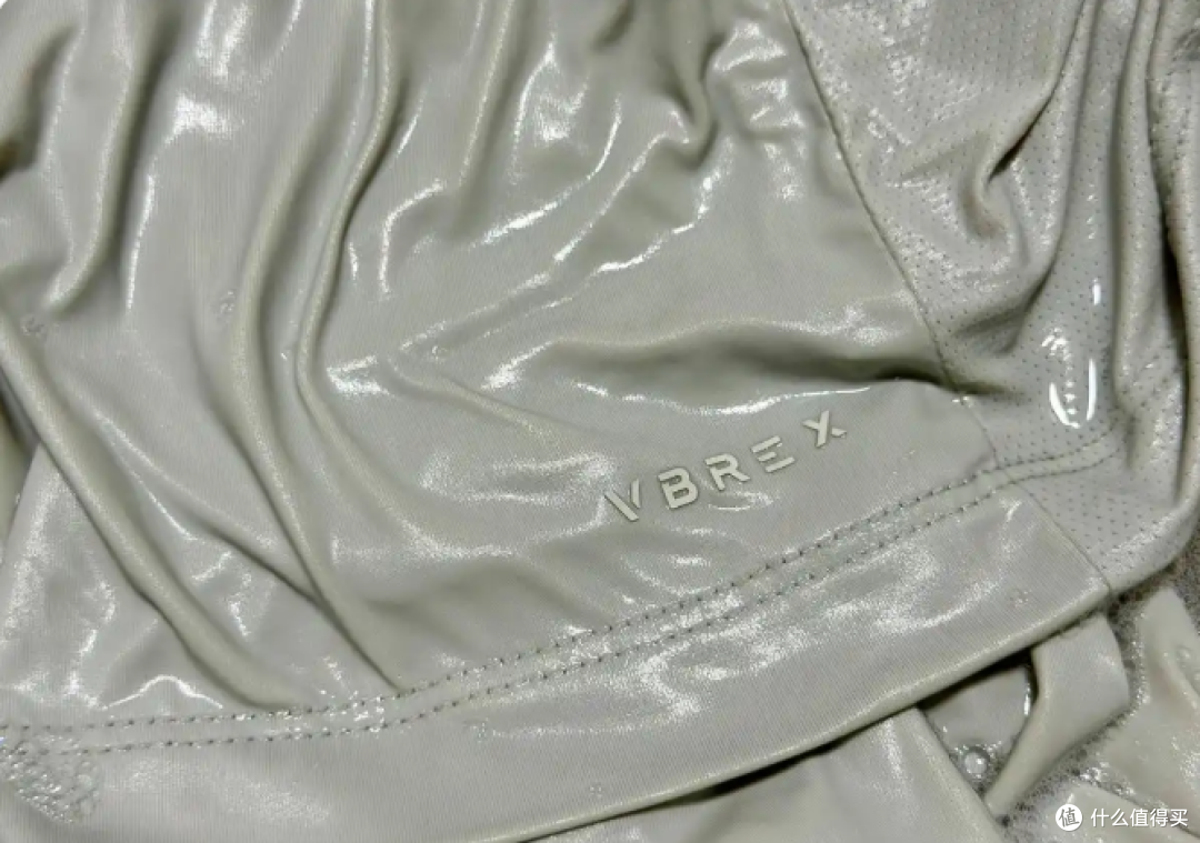 钓鱼佬血泪教训！晒脱皮后入手 Vbrex 防晒衣，只看参数不看颜值