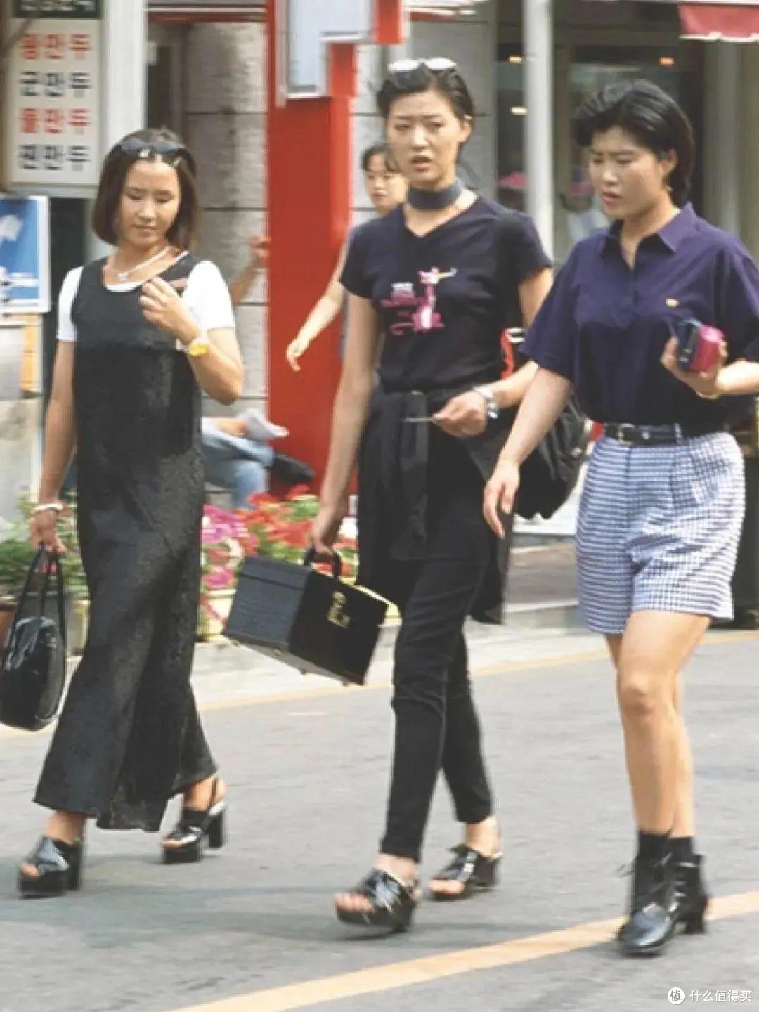 8、90年代的上海街拍,才懂审美降级多么严重,难怪我爸说我土!