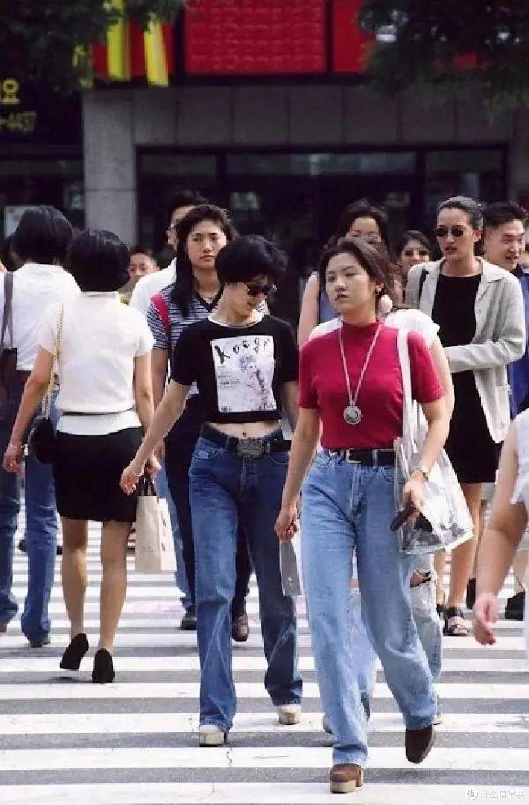 8、90年代的上海街拍,才懂审美降级多么严重,难怪我爸说我土!
