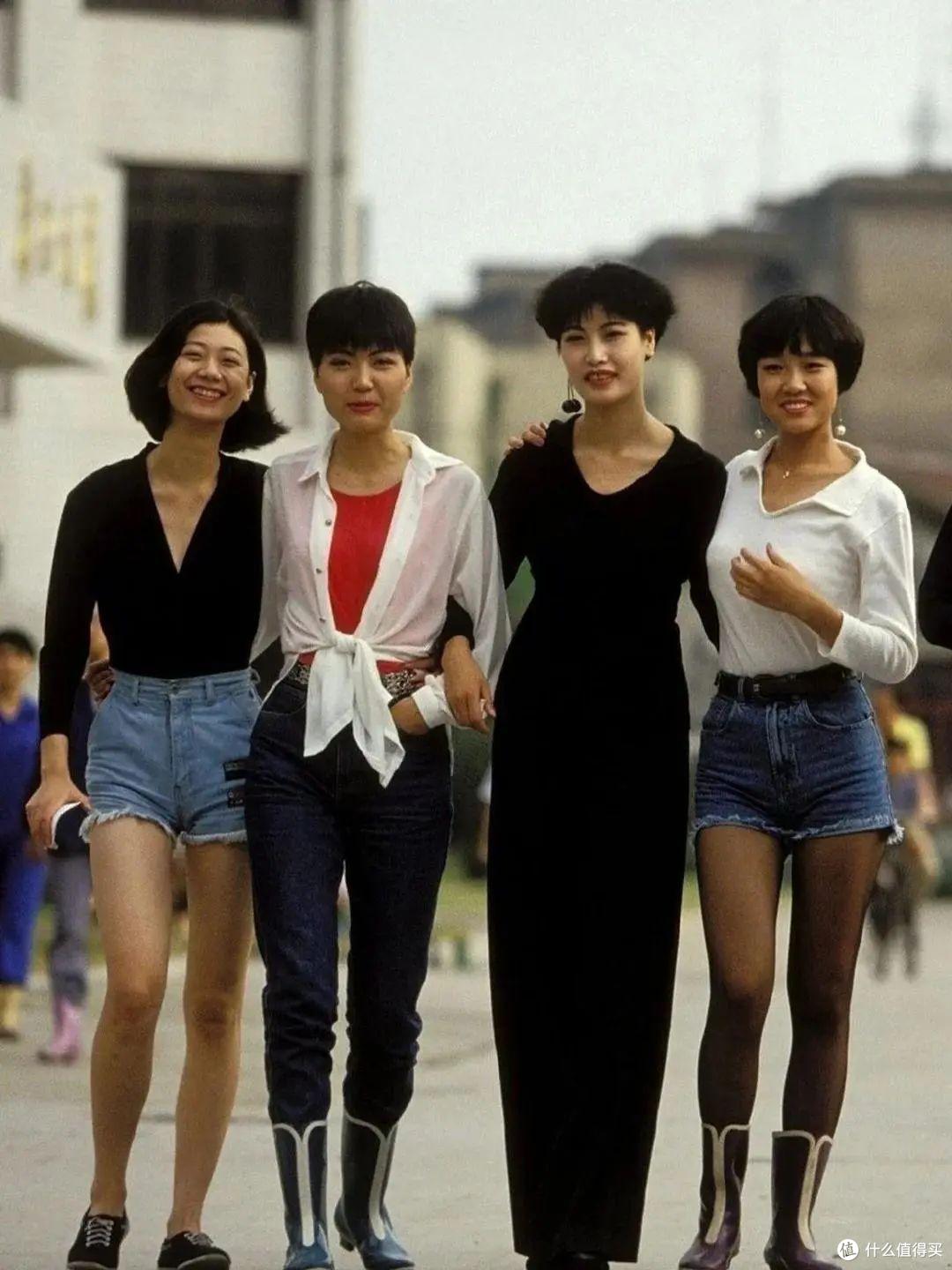 8、90年代的上海街拍,才懂审美降级多么严重,难怪我爸说我土!