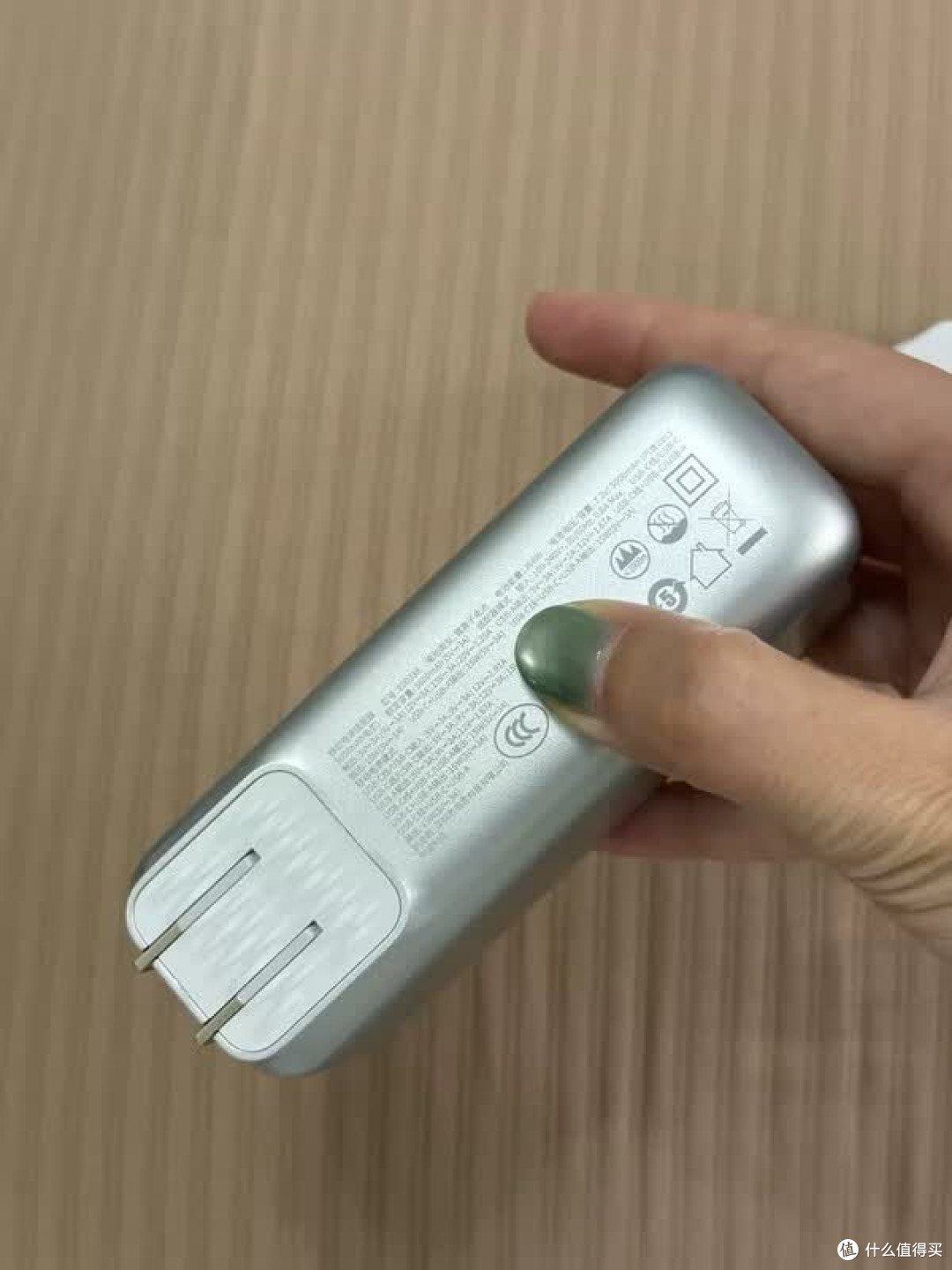 倍思67W二合一充电宝,出行无忧