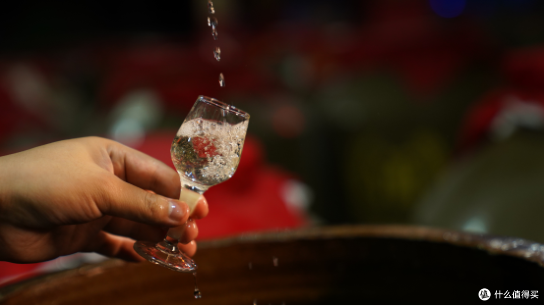 酱酒和浓香酒有什么区别？看完这篇文章，你就知道哪种更适合自己