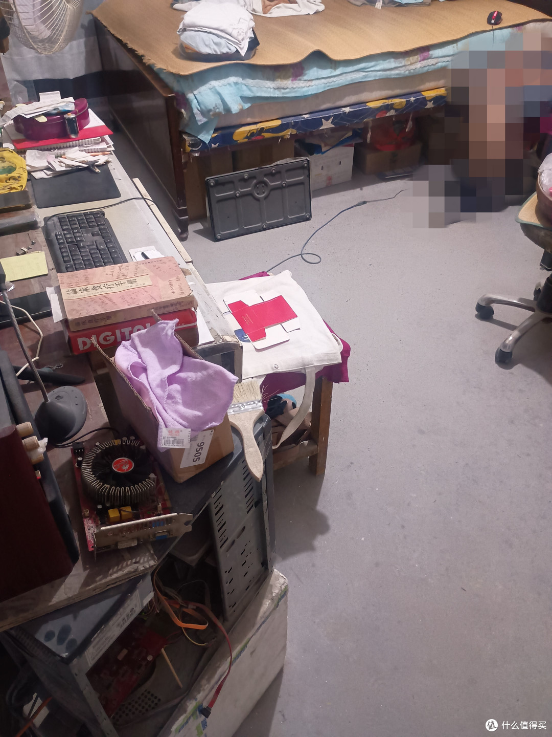 因为用65寸的电视机当显示器，平时不用貼得很近也能看清，以前我爸还在的时候就给他们的键鼠接了5米的USB延长线，这样就能靠在床上玩了，睡着也无所谓，我房间也是如此，不想用无线的，换电池太烦