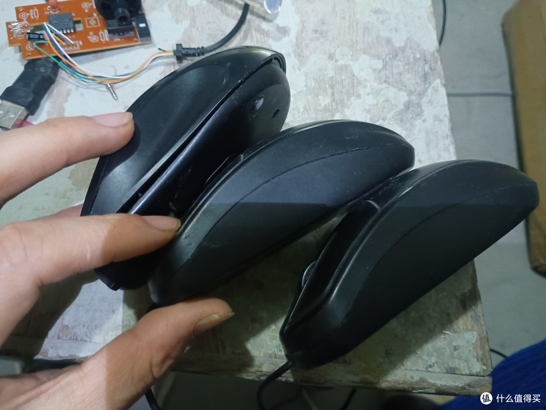 但是立马发现行不通：从侧面看有的上盖是底部开口结合，有的是腰线处结合，我居然找不到一只匹配的，没法互换。抗议！严正抗议！鼠标行业的乱象必须整改，要像USB接口一样统一