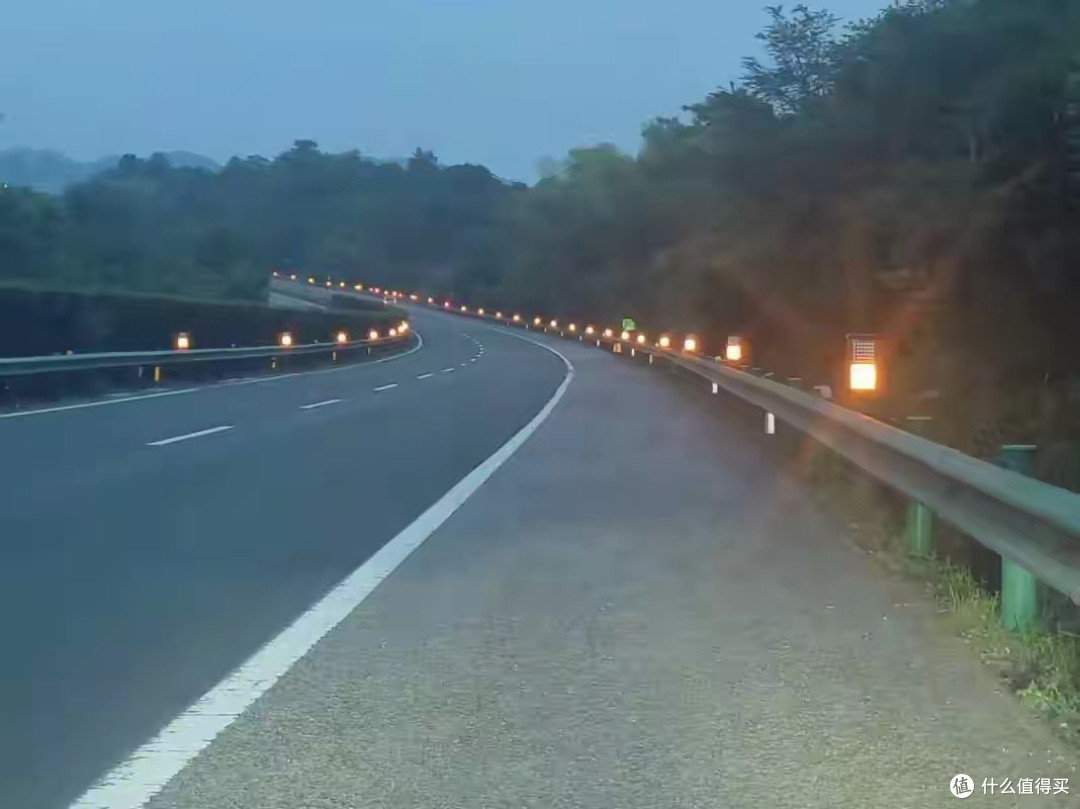 高速上不装路灯,不全是为了省钱,乱装比全黑还危险