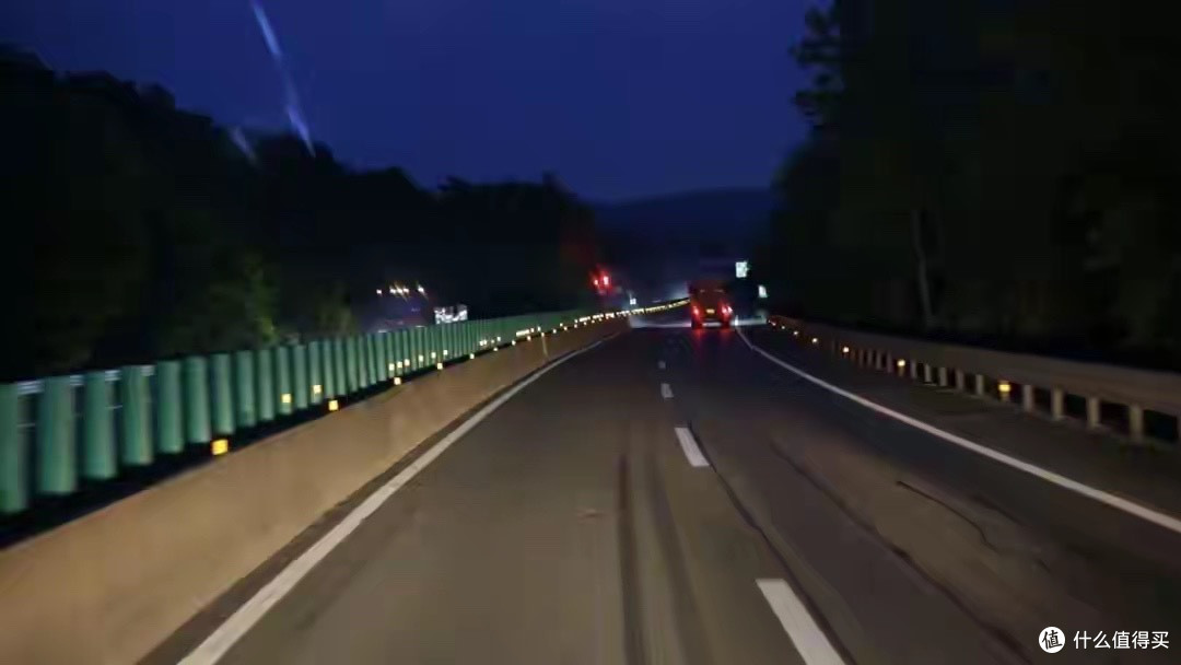 高速上不装路灯,不全是为了省钱,乱装比全黑还危险