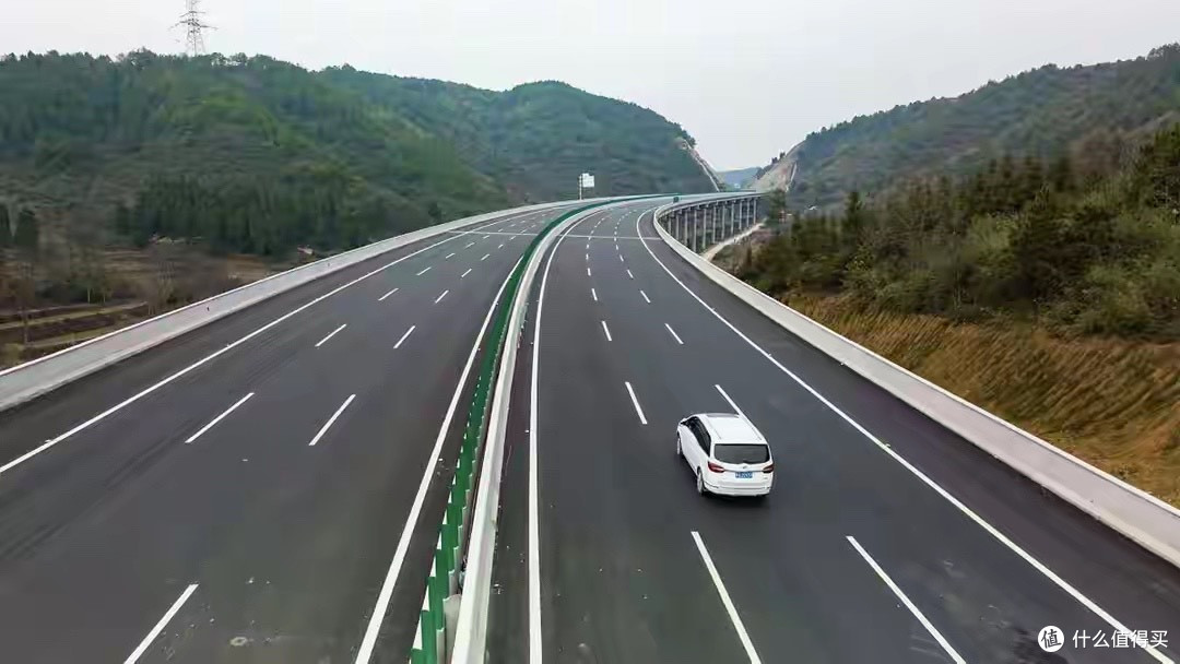 高速上不装路灯,不全是为了省钱,乱装比全黑还危险