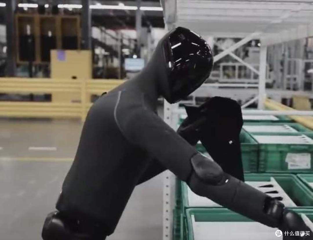 人类总算不用做牛马了！特斯拉Figure03机器人代替人类，进厂干活