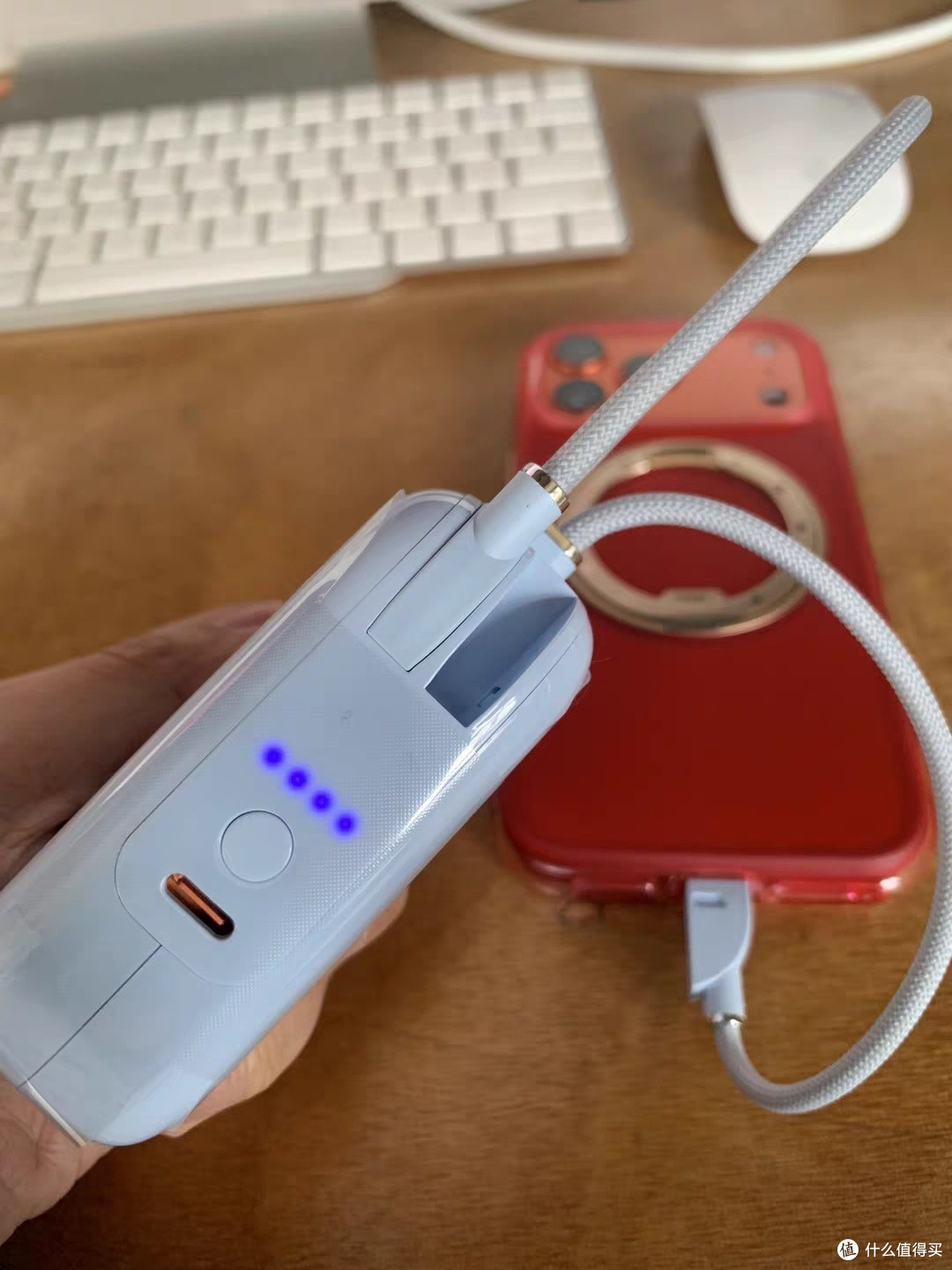 精致轻便充电宝,自带线设计,便携好用才是硬道理!