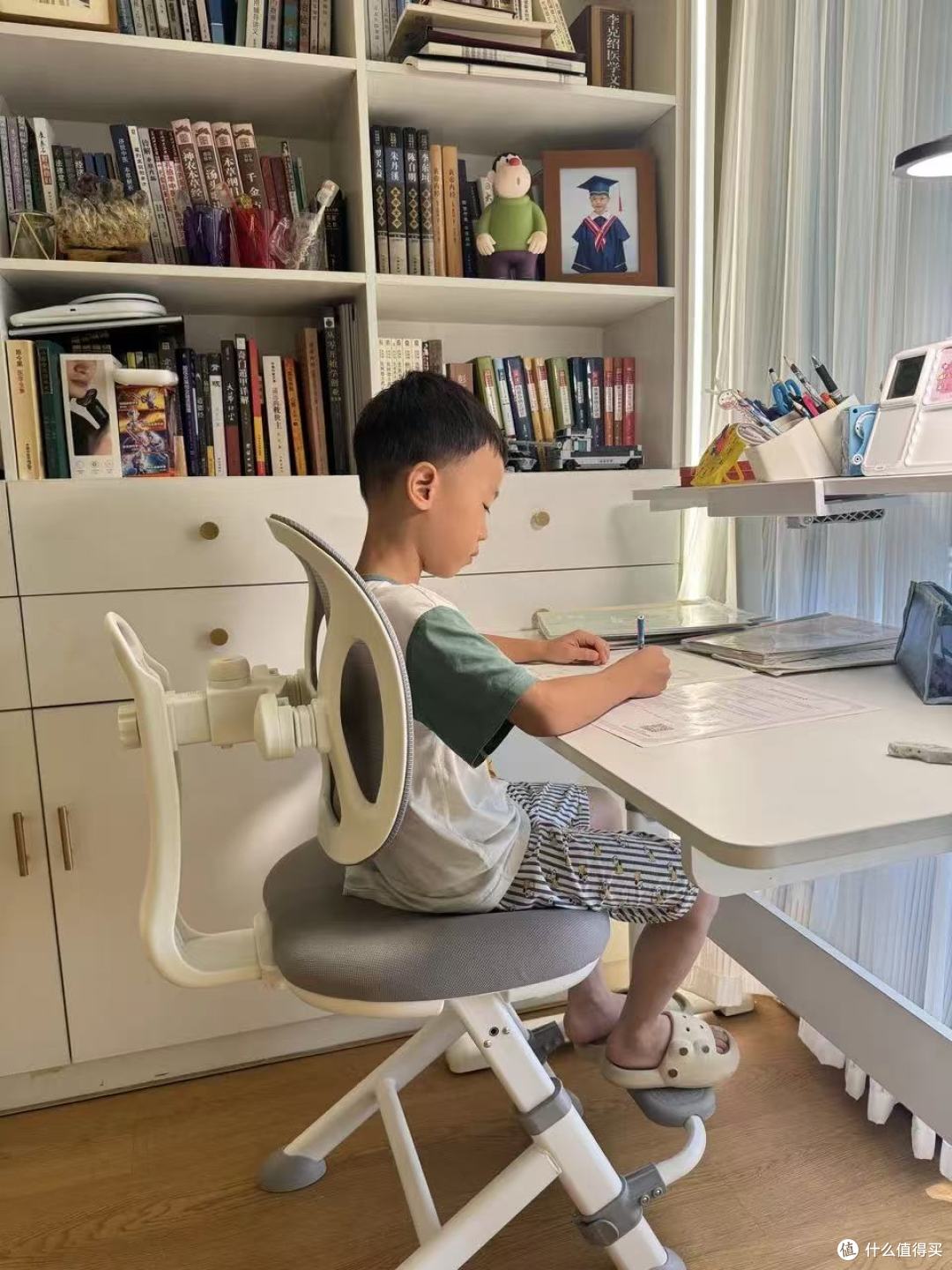 谁懂啊！小学生写作业弯腰驼背真的太磨人😭
