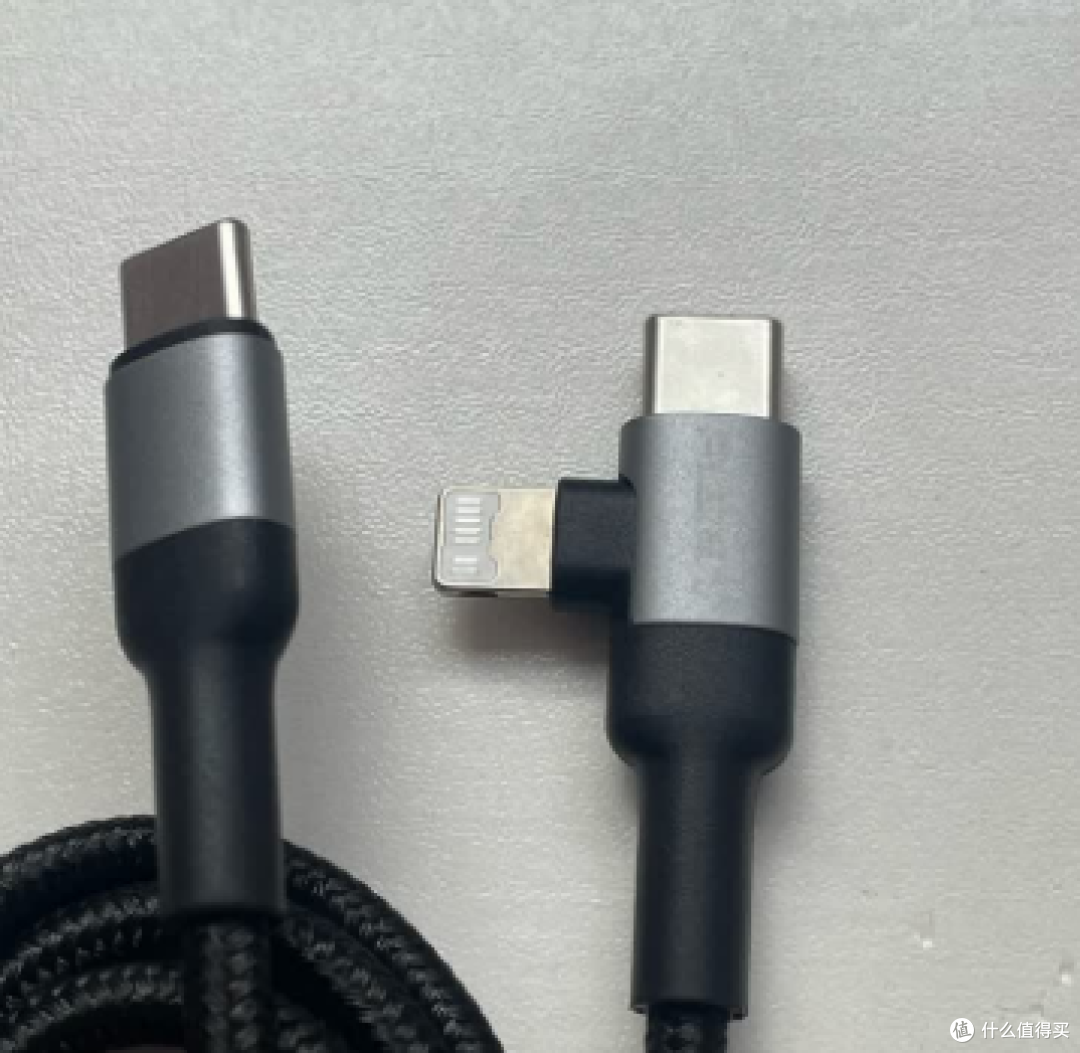 一个顶四个,多合一拓展坞实现桌面全链路精简