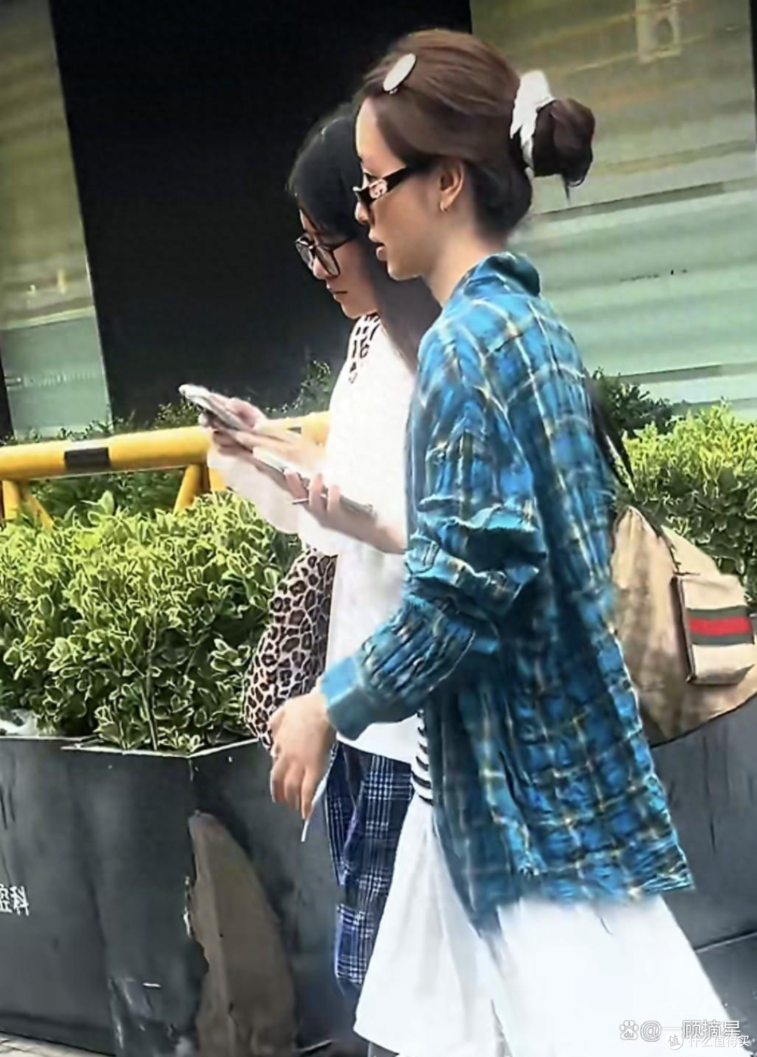 田曦薇同天两张"反差生图"刷屏：素颜被夸上天，浓妆翻车到认不出……这届网友到底在吵什么？