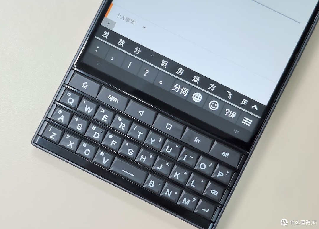实体键盘与副屏，Titan 2的独特魅力