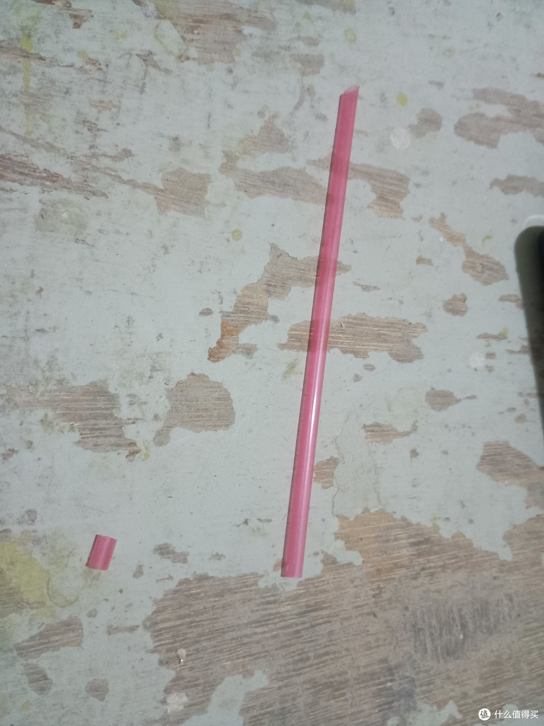 找了一根吸管（以前开店时卖剩下的，还剩一整袋1w支，这辈子用不完），剪下一小段