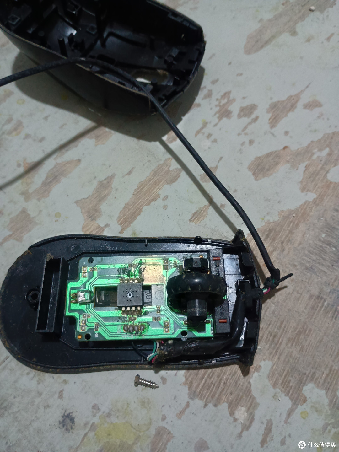 这次的一堆尸体中还有一个以前修过的，这个是断了黑白绿红4根线中的一根，因为线径实在太细，剥线焊接的难度比较大，当时我用的最简单粗暴的办法（不是绕线，绕线也几乎不可能，因为主要不是难焊，是太细难剥线）
