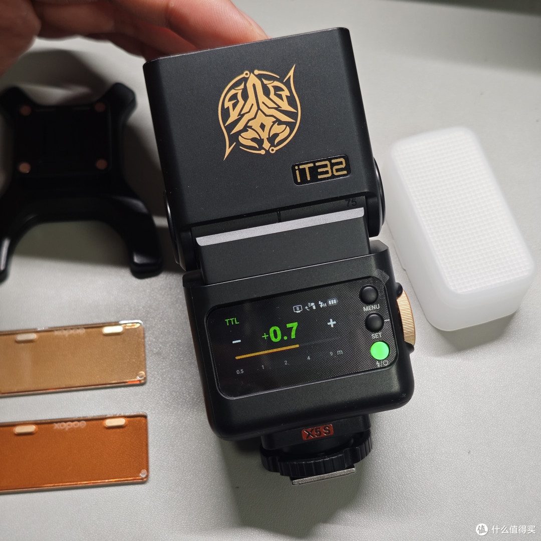 便携布光新选择|神牛iT32磁吸引闪器