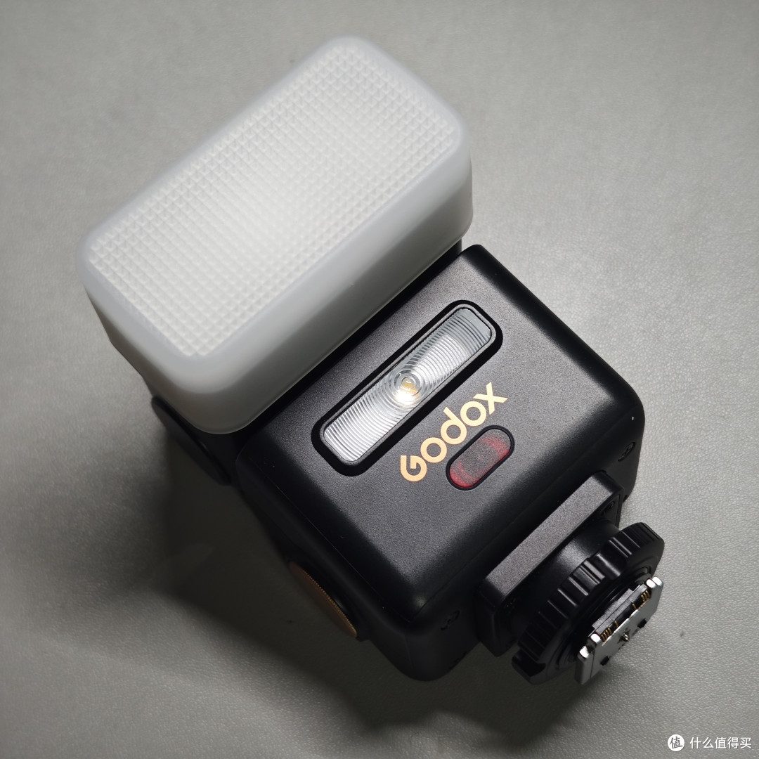 便携布光新选择|神牛iT32磁吸引闪器