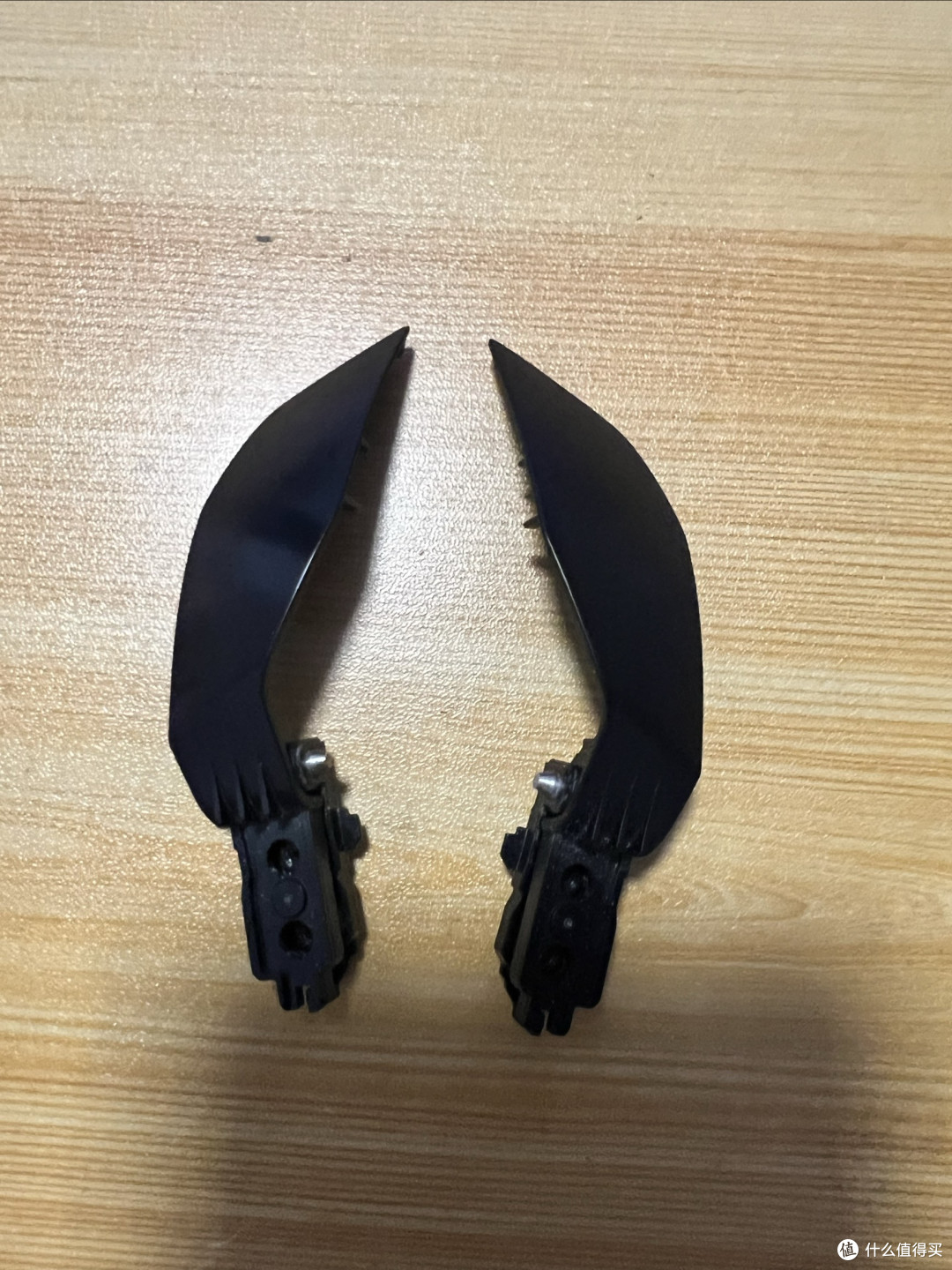 左右按键板，里面有预压弹簧，可最大限度减少按键空行程