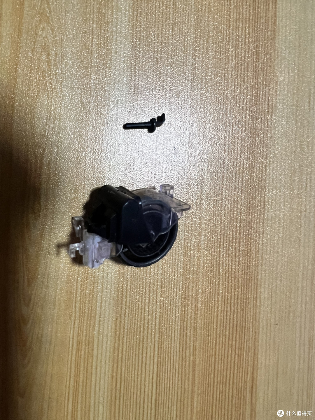 拆下的滚轮模组及F插扣