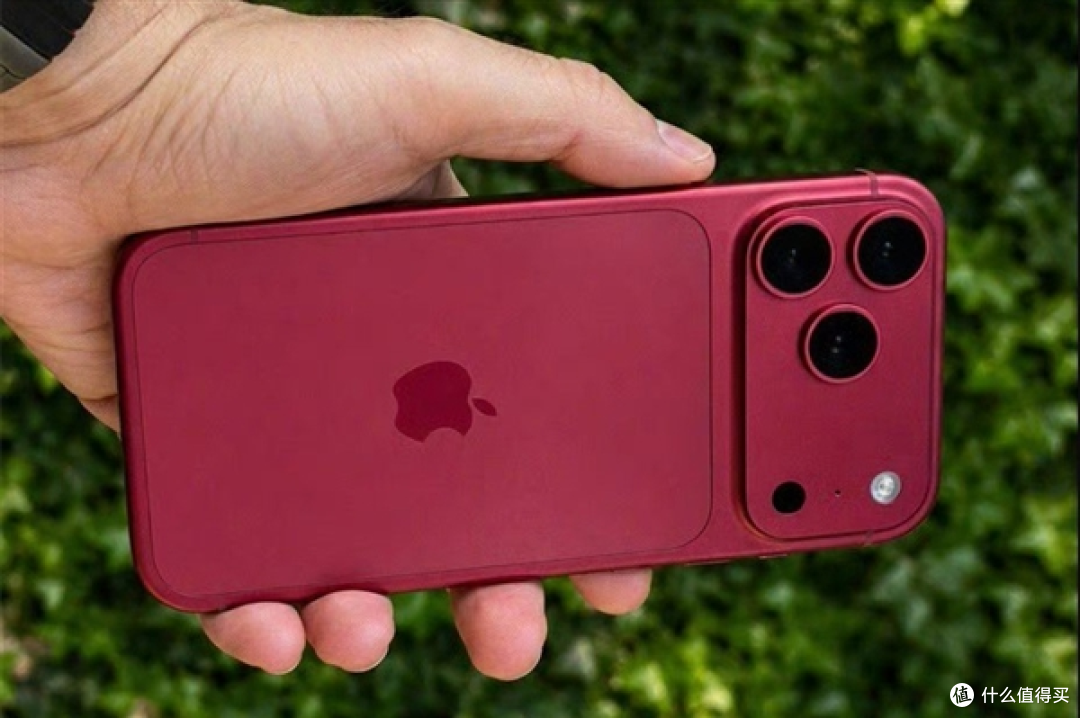 iPhone年度配色登场！18Pro 暗樱桃红真机偷跑，预定年度爆款