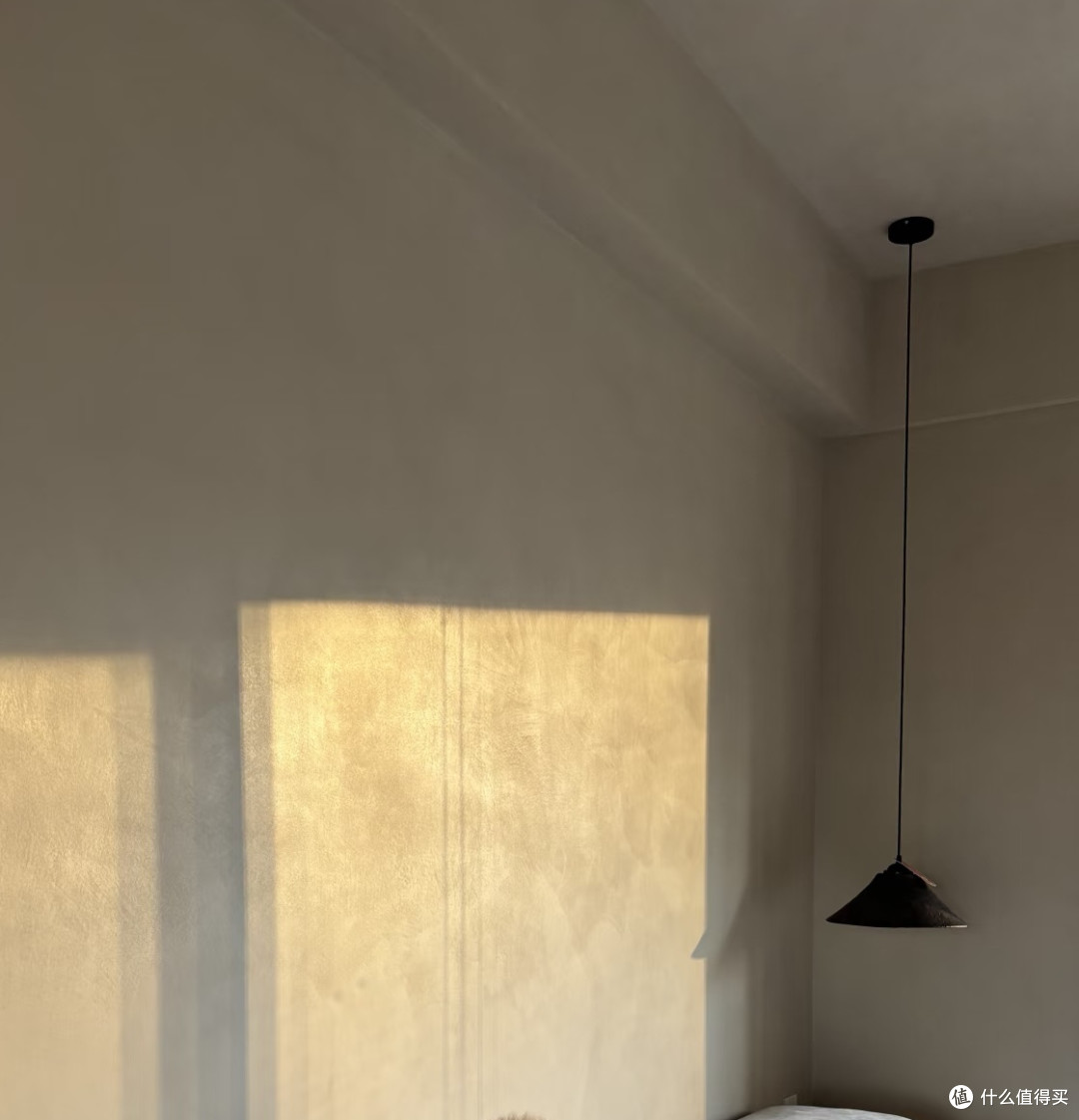 另一家 下午五点多的自然光打在墙面上     光在作画